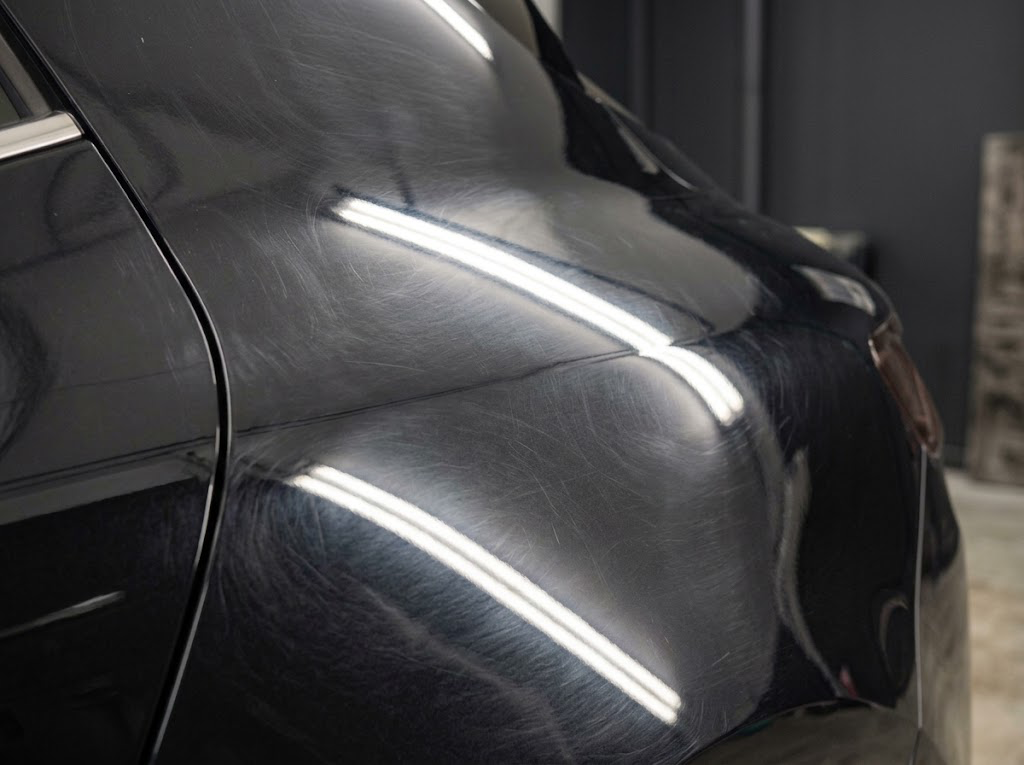 Peinture noire marquée de micro-rayures avant polissage